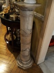 Excepcional e Grande Coluna italiana Séc. XIX estilo renascentista, no clássico mármore carrara, tampo quadrado, fuste cilíndrico, med. 29 x 29 x 111cm.