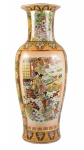 Grande vaso chines palaciano, em porcelana mandarim família rosa, decorado c/ cena do cotidiano e flores policromadas realces dourados, alt. 95cm. (pequeno restauro na borda).