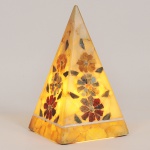 Belíssima luminária italiana em ônix, formato de pirâmide, decorada com mosaicos em ônix de diversas tonalidades com motivos de flores e folhas. Iluminação  perfeita e funcionando. Discreto bicadinho no topo da pirâmide. Medindo 22 x 22 x 39 cm (C X L X A).
