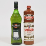 Lote com 02 bebidas, sendo: STEINHAGEN autêntica alemã, em garrafa de cerâmica marca SCHLICHTE ORIGINAL, 01 litro; MARTINI  VERMOUTH EXTRA DRY - 995 ml. LACRADO.