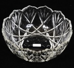 Saladeira em cristal translúcido, borda recortada, corpo decorado com palmas e elementos geométricos, medindo 21 X 9 cm (D X A). Total: 01 peça