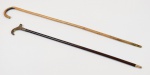 02 Bengalas em madeira, sendo:  01 com punho e ponteira em metal med.63,5 cm; 01 medindo 71,5 cm (C). Total: 02 peças