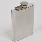 HIP FLACK  Garrafa de bebida para bolso em aço inoxidável marcado na base STAINLESS STEEL 8 0Z, equivale a 0,24 litros. Med. 10 X 13 cm. (C X A).