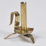 Rara e antiga palmatoria em bronze polido, base triangular, coluna balaústre e  cilíndrica. Apoio para o polegar vazado. Medindo 15 x 7,5 x 17,5 cm (C x L x A).