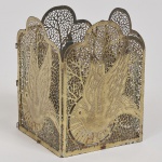 Delicado castiçal em metal dourado filigranado, decorado com POMBOS, borda recortada, recipiente interno em vidro. Med. 7 x 7 x 9,5 cm (C x L x A ).