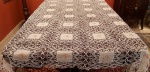Belíssima e delicada toalha de mesa branca en crochet , intercalado por quadrados em organdi com bordados florais em ponto de cruz. Medindo 1,80 X 2,10 m.Toalha de mesa com bordados em ponto de cruz e crochet. Med. 144x146cm.