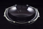 Saladeira em cristal translúcido, borda sinuosa, decorada com terminações em esferas. Medindo 33 x 9 cm (D X A). Poucos sinais de uso na base externa.
