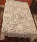 Belíssima toalha veneziana toda feita à mão, em farta renda intercalada com organdi bordado em ton sur ton de marfim, medindo 2,26 x 2,42 cm (L x C). Bem conservada.