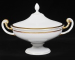 BOHEMIA - TCZECHO - SLOWAKIA - Belíssima sopeira tcheca em porcelana branca esmaltada, alças laterais em volutas, pega em forma de pinha, farta decoração e frisos em ouro, medindo 32x22 cm (CxA). TOTAL 1 PEÇA.