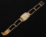Belíssimo Relógio suíço UNIVERSAL  GENEVE em ouro, formato retangular, numerado, pulseira vazada com 03 regulagens, ponteiro de segundos, vidro bombê medindo aberto 20 cm (C), caixa do relógio medindo 2,5 x 3 cm (CxA).Peso:  39,68 grs.