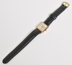RELOGIO CLASSIC suíço de pulso, formato quadrado, metal dourado, pulseira em couro preto. Sem garantia de funcionamento. Precisa revisão.