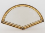Antiga vitrine para LEQUE, em madeira e vidro, patinada em folha de ouro, fundo espelhado internamente, medindo 65 x 39 x 5,5 cm (CxAxL). (ESTE ITEM SÓ PODERÁ SER ENVIADO POR TRANSPORTE ESPECIALIZADO).