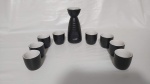 Conjunto para SAQUÊ em cerâmica esmaltada na cor negra, SEM USO, constando de garrafa com 14 cm (A) e 08 copinhos.  Total: 09 peças