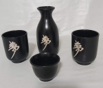 KENZO TAKADA - Conjunto para saquê, SEM USO, assinados, em cerâmica esmalta na cor negra. Garrafa med. 14,5 cm, copos  8,5  e 5 cm  (A).Total: 04 peças