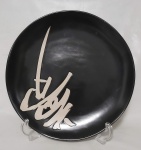 KENZO TAKADA -Travessa redonda para SUSHI, SEM USO, assinada, em cerâmica esmaltada na cor negra, medindo 27 cm (D). Total: 01 peça