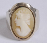 Anel em prata com frisos em vermeil e camafeu de concha esculpido representando PERFIL FEMININO. ARO  8