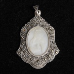 Pendentif em prata com camafeu representando Nossa Senhora do Sagrado Coração em madrepérola. Medindo 4,5 x 2.5 cm (C x A).