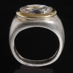 Anel em prata com frisos em vermeil e grande pedra zircônia formato oval. ARO 12