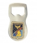Abridor de Garrafa em metal. Brasonado ao centro com emblema do Comando Geral de Operações Aéreas (COMGAR) - Med.: 7,5 x 3,8 cm - Desgastes