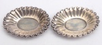 CAMUSSO. (2) miniaturas de salvas em prata contrastada. teor 925. medindo 6,5 x 5,5 cm