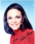 Fotografia autografada da atriz americana Valerie Harper, medindo 20 x 25 cm.