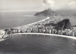 FOTO CARLOS (1916-1988). FOTOGRAFIA. Vista aérea de Copacabana e Ipanema - 24 x 18 cm