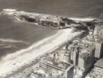 FOTO CARLOS (1916-1988). FOTOGRAFIA. Vista aérea do Forte de Copacabana, Rio de Janeiro - 24 x 18 cm