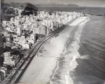 FOTO CARLOS (1916-1988). FOTOGRAFIA. Vista Aérea do Praia de Ipanema e do Arpoador- 30 x 24,5 cm