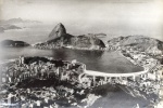 FOTO CARLOS (1916-1988). FOTOGRAFIA. Vista Aérea do Pão de Açucar e Enseada de Botafogo- 30 x 20,5 cm