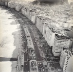 FOTO CARLOS (1916-1988). FOTOGRAFIA. Vista Aérea da Orla de Copacabana - 24 x 24 cm