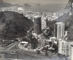 FOTO CARLOS (1916-1988). FOTOGRAFIA. Vista Aérea do Corte do Cantagalo, com praia de Copacabana ao fundo, anos 60  - 29 x 24 cm