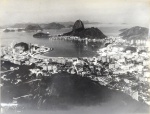 FOTO CARLOS (1916-1988). FOTOGRAFIA. Vista Aérea do Pão de Açúcar e Enseada de Botafogo- 30 x 23,5 cm
