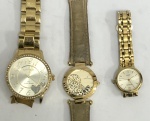 (3) Relógios de pulso , femininos , diferentes marcas , sem funcionamento ( necessita de revisão) , com sinais de uso e danos na pulseira
