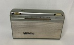 Radio Holiday Japonês, caixa de Metal, sem antena - Não testado. Largura; 16,5 cm - Altura; 10 cm