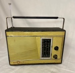 Antigo Rádio no estado; da marca: MOTORADIO; Não testado - Medidas; 22 cm de largura x 15 cm de altura