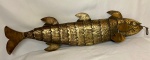 Grande Peixe Baiano em Metal. Dourado Cumprimento: 57 cm x 18 de Largura na parte Central.