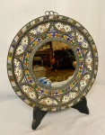 Prato Indiano com detalhes em Metal, espelho central - Medindo: 28 cm de diâmetro, com suporte em Madeira.