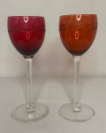 Cristallerie Saint Louis Delicado Par de taças em Cristal Francês, uma na cor vermelha e a outra na cor laranja, representando guirlandas florais. Medidas: 10cm de altura x 7 cm de Diâmetro.