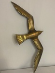 Luminária de parede representando grande pássaro em metal dourado, necessita de reparo na parte da fiação. Medidas: 56cm de uma asa a outra x 25cm do corpo do pássaro.