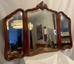Grande Espelho Triplo Belíssimo tipo Penteadeira, Bisotado em madeira de lei, encimado com florão, Partes laterais dobráveis. Possui desgaste no espelho parte central inferior. Medidas; (Aberto 1,03cm largura)  (Fechado: 51cm)  Altura 31cm