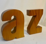 Serre Livres em Madeira Maciça formadas pelas Letras A e Z  - Madeira Maciça. Medidas: 18 cm de altura x 11 cm de largura