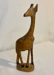 Girafa entalhada em Madeira - Made in Kenya. Possui uma orelha partida. Medidas: 3 cm de Largura x 20 cm de Altura