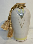 Vaso em Cerâmica Vidrificada ornado por cordão .Medidas: Altura 20 cm x 7 cm de diâmetro (base)
