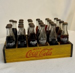 Colecionismo - Grande engradado em madeira com Miniaturas da Coca-Cola. Garrafinhas em vidro, tampas oxidadas - liquido não próprio para consumo.  Total de 24 garrafas. Medidas: caixa - 8 cm x 16 cm de largura.