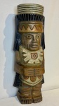 Escultura Totem Índio Americano - em cerâmica, em policromia, fartos detalhes. Medidas: 41 cm de altura x 22 cm de largura.