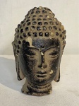 Pequena Escultura Cabeça Buda Em Madeira Em Madeira; Possui lascados na testa.  Medidas: Altura 11cm x 9 cm Largura.