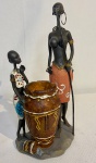 Grupo Escultórico de Africanos - Em resina, com policromia, representando Mulher com criança - Medidas: 20,5 de Altura x 12 de Largura.