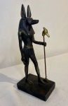 Pequena Escultura Deus Anúbis em resina. Medidas: 7 cm de altura x base 7,5 cm