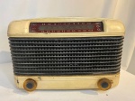 Colecionismo - Antigo Rádio Americano Valvulado. Com tomada para eletricidade e seletores de canal.  Marcas de uso. Não testado!  Medidas: 30 cm de largura x 18 cm de altura.