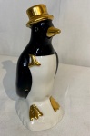 Antigo Pinguim de Cartola Em Porcelana, com detalhes em dourado. Medidas: 17 cm de altura x base 8 cm.